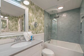 Shower, towels, shampoo - Navarre Towers 101 - 3 Bedroom (Navarre)