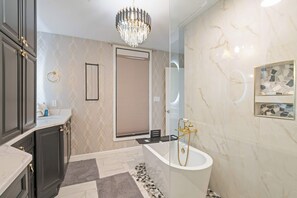 Shower, towels, shampoo - Navarre Towers 101 - 3 Bedroom (Navarre)