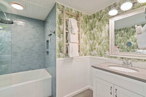 Shower, towels, shampoo - Navarre Towers 101 - 3 Bedroom (Navarre)