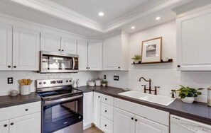Private kitchen - Charming South Palm Desert Condo (Palm Desert)
