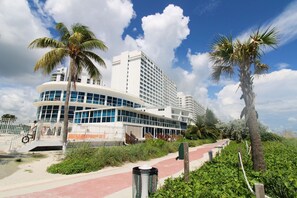 Exterior - Amazing Ocean view Penthouse.  100 foot balcony direct Oceanview. (Miami Beach)