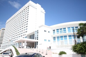 Exterior - Amazing Ocean view Penthouse.  100 foot balcony direct Oceanview. (Miami Beach)