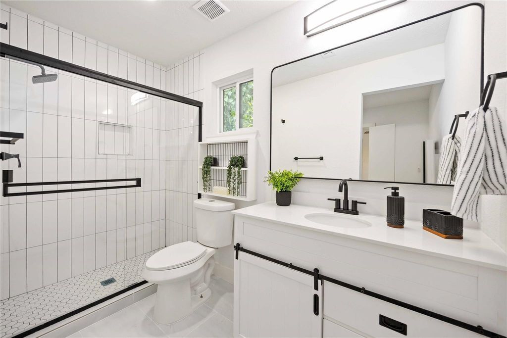 Secadora de cabello, toallas, jabón, papel de baño 