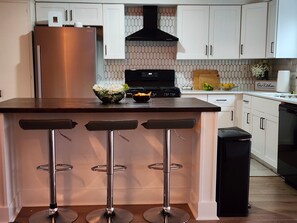 Microwave, oven, stovetop, dishwasher - Med Discounts! Home near FIFA, NRG, Medical Center, Downtown! (Houston)