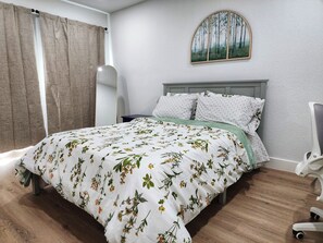 4 bedrooms, iron/ironing board, WiFi, bed sheets - Med Discounts! Home near FIFA, NRG, Medical Center, Downtown! (Houston)