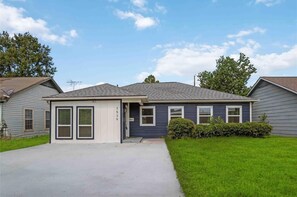 Exterior - Med Discounts! Home near FIFA, NRG, Medical Center, Downtown! (Houston)