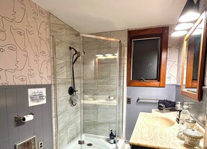 Dusche, Whirlpool, Haartrockner, Handtücher