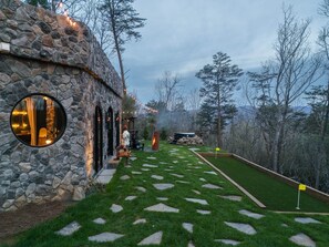 Outdoor dining - The Cave at Dahlonega Estate (Dahlonega)