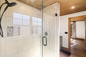 Sèche-cheveux, bidet, serviettes fournies, savon