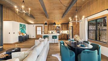 Smart TV, chimenea y libros