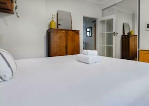Room - Stylish 1BDR Redfern Retreat Walk to CBD Station (Redfern)