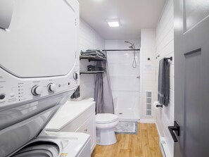 Douche, sèche-cheveux, serviettes fournies, savon
