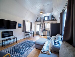 Smart TV, fireplace - Cozy Lofted Cabin #1 at Cataract Lake Getaway (Poland)