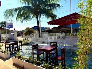 Outdoor dining - Vang Vieng Ruby Villa Hotel (Vang Vieng)