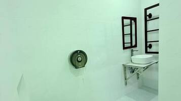 Deluxe Triple Room | Bathroom