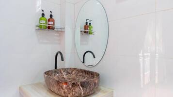 Produtos de toalete grátis, bidê, papel higiênico