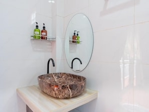 Artículos de tocador gratuitos, bidet, papel higiénico