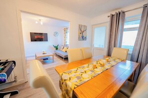 Interior - 3BR House with Games Room & Free Parking (Llanedern)