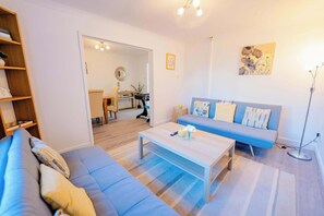 TV, table football, offices - 3BR House with Games Room & Free Parking (Llanedern)