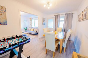 Games room - 3BR House with Games Room & Free Parking (Llanedern)