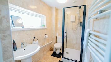 Dusche, Haartrockner, Handtücher, Shampoo