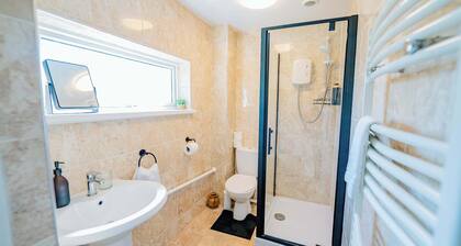 3BR House with Games Room & Free Parking