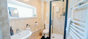 3BR House with Games Room & Free Parking