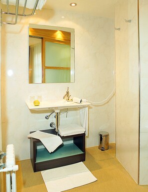 Standard-Dreibettzimmer | Badezimmer