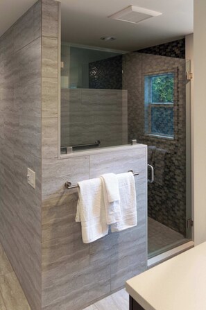 Shower, hair dryer, towels, shampoo - Mockingbird by Nest Villas | Reduced Monthly Rates (Indian Wells)
