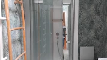 Een douche, handdoeken, toiletpapier