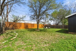 Property grounds - Stunning cozy home with huge backyard (Round Rock)