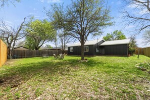 Exterior - Stunning cozy home with huge backyard (Round Rock)