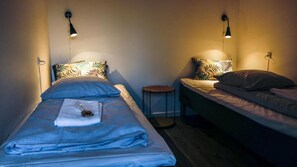 Chambre familiale, vue sur la cour intérieure | Fer et planche à repasser, accès au Wi-Fi (inclus)