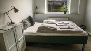 Vierpersoonskamer, uitzicht op binnenplaats