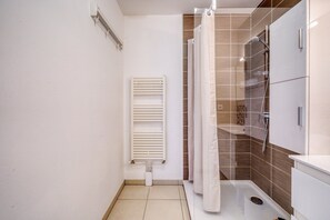 Shower, hair dryer, towels - Rivage Apartment, Arcachon (Arcachon)