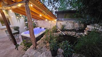 Outdoor spa tub
