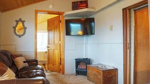 TV, fireplace - Cozy 2-bed cabin looking over Palisades Lake! (Irwin)