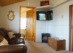 Living area - Unique Cabin with lake views perfect for a getaway (Irwin)