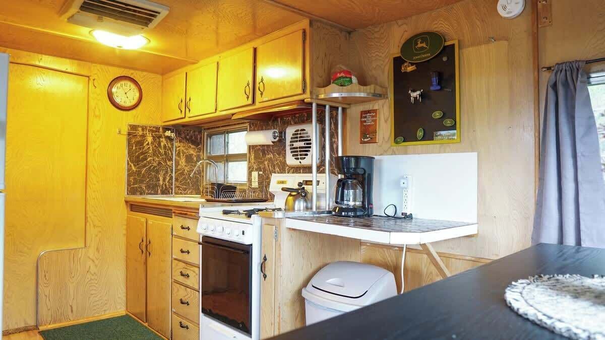 Réfrigérateur, four à micro-ondes, un four, surface de cuisson