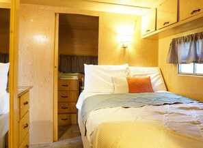 Room - Unique Cabin with lake views perfect for a getaway (Irwin)