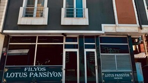 A multi-story building with a sign for 'Filyos Lotus Pansiyon' on the ground floor. - Filyos Lotus Pansiyon (Caycuma)
