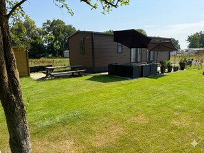 Outdoor dining - Vrbo Property (Hoogersmilde)