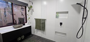 Douche, serviettes fournies, savon, papier toilette
