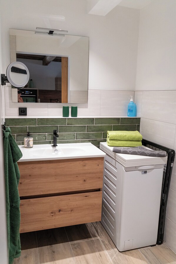 Bathroom - Vrbo Property (Dötlingen)