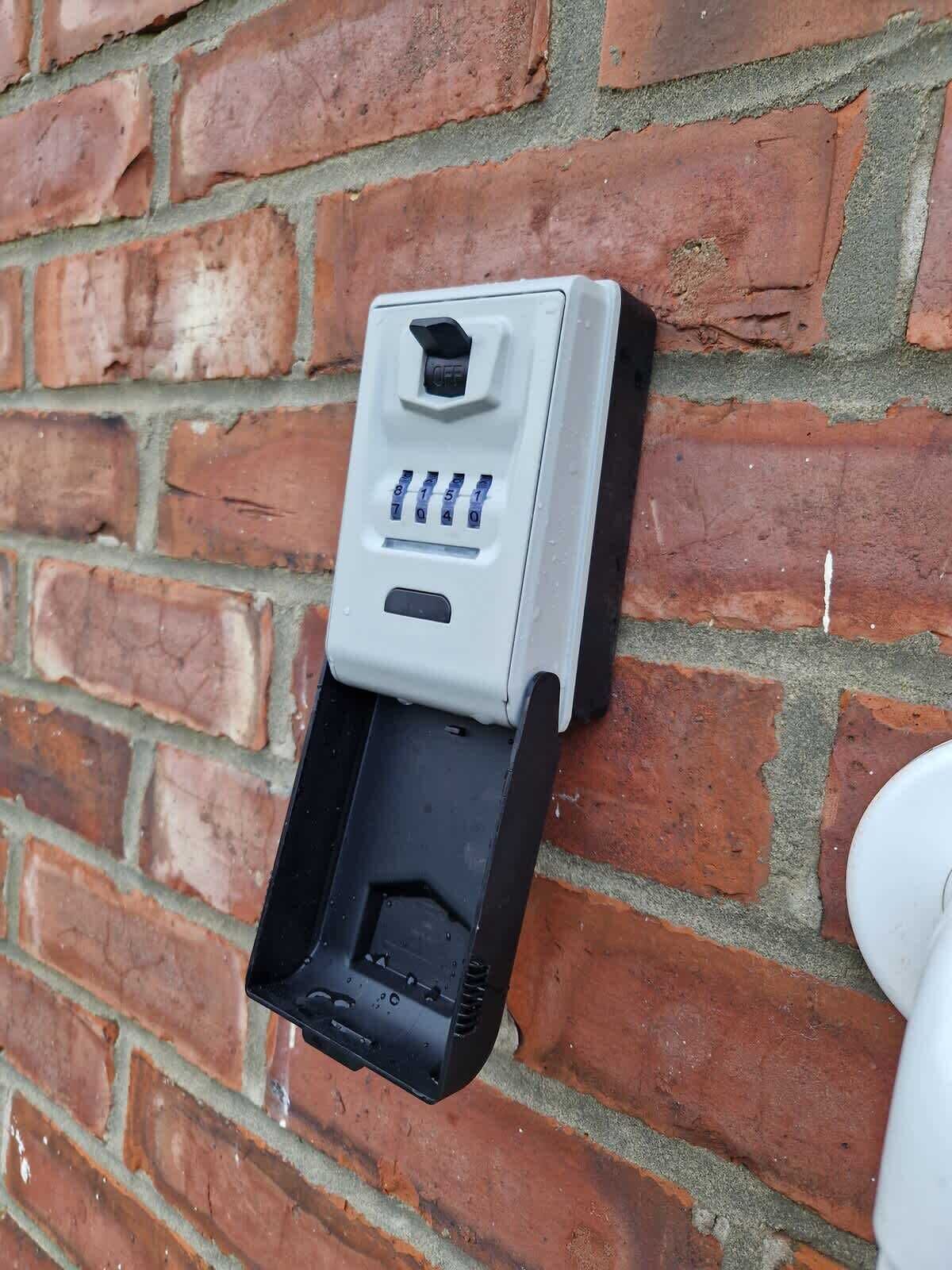 Un système d’interphone mural doté d’un clavier et d’une grille de haut-parleur.