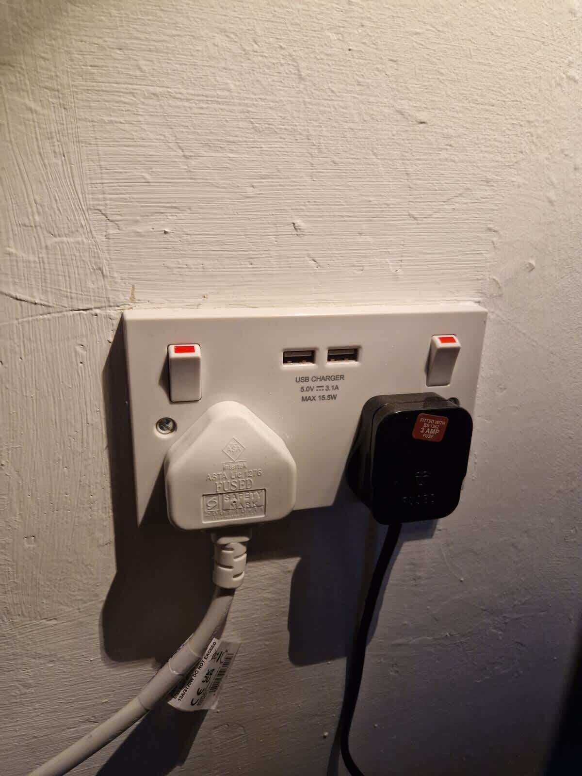 Prese elettriche a muro con caricabatterie USB, ciabatta e protezione da sovratensione.