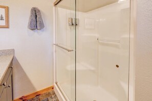 Dusche, Haartrockner, Handtücher, Seife