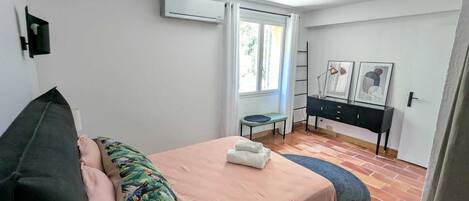 2 bedrooms, iron/ironing board, WiFi, bed sheets