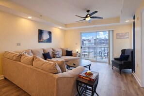 Living area - It’s Bristol Baby!! Walk to the track! (Bristol)