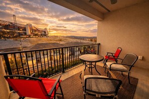 Property grounds - It’s Bristol Baby!! Walk to the track! (Bristol)